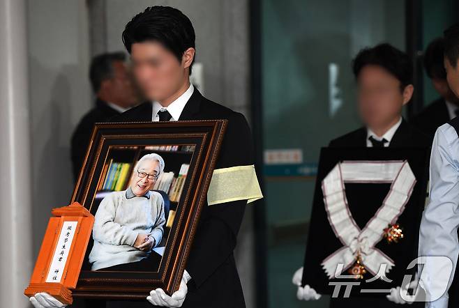 국민배우 이순재가 91세를 일기로 별세한 가운데, 27일 오전 서울 송파구 아산병원에서 열린 발인식에서 고인의 영정이 운구되고 있다. 이순재는 지난해 연극 '고도를 기다리며를 기다리며'를 마지막으로 활동을 중단하고 건강 악화로 재활 치료를 받던 중 사망 소식을 전해 안타까움을 자아내고 있다. (공동취재) 2025.11.27/뉴스1 ⓒ News1 김명섭 기자