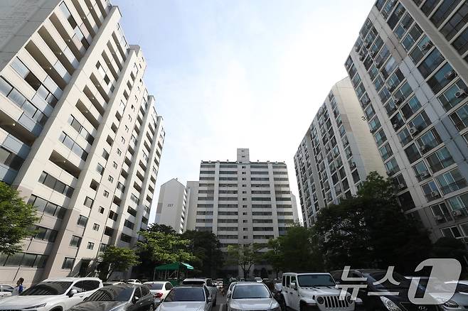 1기 신도시 정비 선도지구 선정계획을 발표한 22일 오후 경기 성남시 분당구에 아파트들이 밀집해 있다. 국토교통부가 발표한 '1기 신도시 정비 선도지구 선정계획'에 따르면 정부는 올해 총 2만 6000가구 이상 규모의 정비 선도지구를 지정할 예정이다. 지역별 물량은 분당 8000가구, 일산 6000가구, 평촌 4000가구, 중동 4000가구, 산본 4000가구 규모다. 이는 도시별 전체 정비대상 주택의 10~15% 수준이다. 2024.5.22/뉴스1 ⓒ News1 김영운 기자