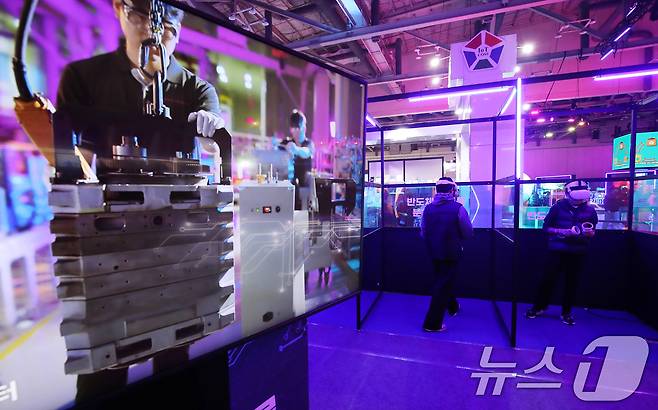 26일 부산 해운대구 벡스코 제1전시장에서 열린 '제2회 코-쇼(CO-SHOW)'에서 관람객들이 반도체 장비를 분해하는 체험을 하고 있다.. 2025.11.26/뉴스1 ⓒ News1 윤일지 기자