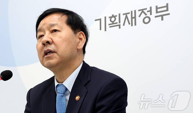 구윤철 경제부총리 겸 기획재정부 장관이 26일 세종시 정부세종청사 기자실에서 출입기자단 기자 간담회를 열고 외환시장 등 최근 경제상황 관련 내용을 설명하고 있다. 2025.11.26/뉴스1 ⓒ News1 김기남 기자