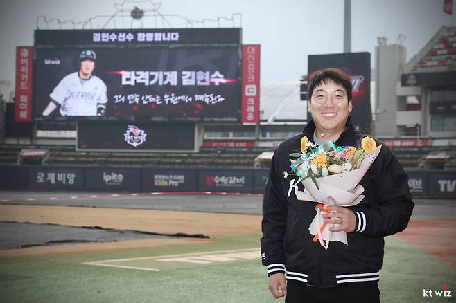 KT가 FA 김현수와 계약을 마쳤다. 계약 기간 3년에 계약금 30억원, 연봉 총액 20억원 등 50억원 규모다. 사진 | KT 위즈