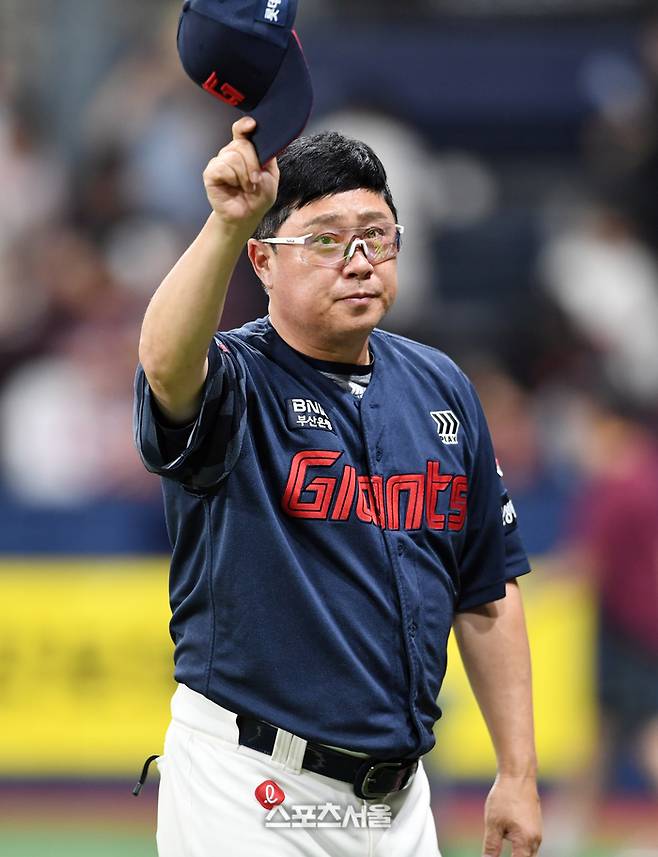 롯데 김태형 감독이 24일 고척스카이돔에서 열린 2025 KBO리그 키움과 경기에서 4-0으로 승리한 뒤 모자를 벗어 팬들에게 인사를 하고 있다. 고척 | 박진업 기자 upandup@sportsseoul.com