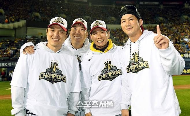 LG 박동원, 김현수, 송지만 코치, 오지환(왼쪽부터)이 1일 서울 잠실구장에서 열린 ‘한국시리즈 통합우승 IN 잠실’ 행사에서 포즈를 취하고 있다. 잠실 | 최승섭기자 thunder@sportsseoul.com