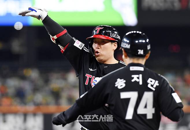 LG 김현수가 31일 대전 한화생명볼파크에서 열린 2025 KBO리그 한화와 한국시리즈 5차전 6회초 1사 2루 상황에서 1타점 적시타를 치고 세리머니를 하고 있다. 대전 | 박진업 기자 upandup@sportsseoul.com