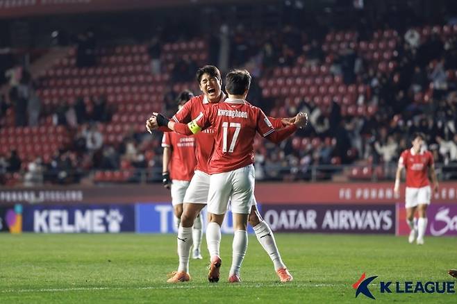 포항 이호재(위쪽)와 신광훈이 27일 빠툼전에서 득점 후 기쁨을 나누고 있다. 사진 | 한국프로축구연맹