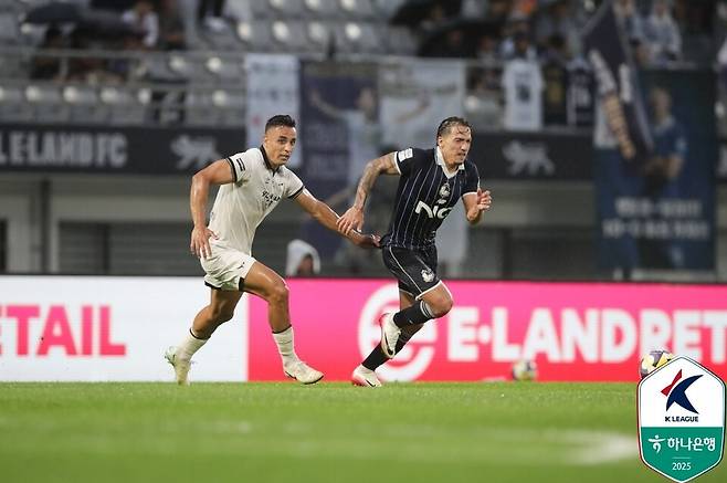 성남FC 베니시오(왼쪽)와 서울이랜드 에울레르가 지난 7월 목동운동장에서 열린 하나은행 K리그2 2025 21라운드 경기에서 경합하고 있다./사진=한국프로축구연맹