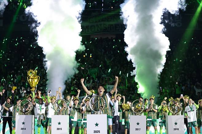 전주월드컵경기장/ K리그1/ 파이널A/ 전북현대모터스 vs 대전하나시티즌/ 전북 박진섭, 단체/ 우승 세레머니/ 사진 정재훈