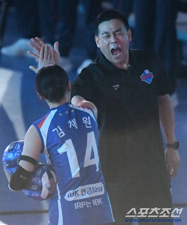 선수들의 힘찬 스매시에 고통스러워하는 여오현 감독대행