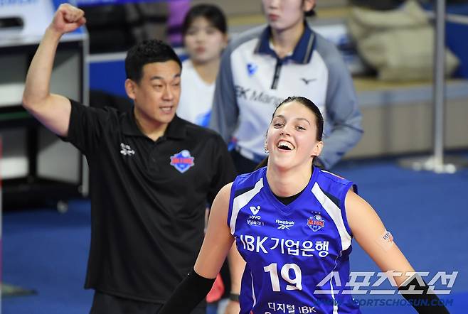 빅토리아의 득점에 환호하는 여 대행