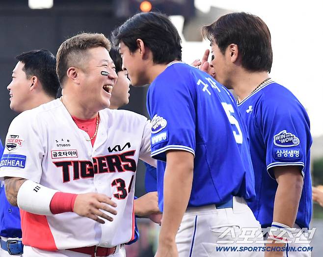 눈물 흘린 최형우 놀리고 있는 강민호.