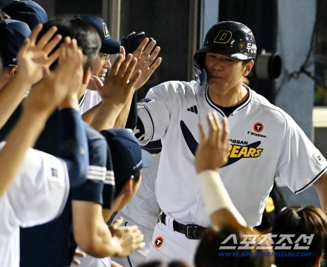 6일 잠실야구장에서 열린 KT와 두산의 경기, 8회말 무사 1,2루 김재환이 역전 3점홈런을 치고 조성환 감독대행과 기쁨을 나누고 있다. 잠실=허상욱 기자wook@sportschosun.com/2025.07.06/