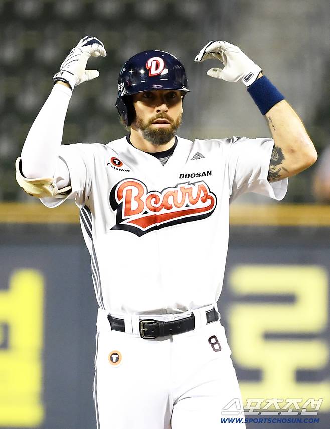 17일 잠실구장에서 열린 두산 베어스와 키움 히어로즈의 경기. 두산 케이브가 안타를 날린 뒤 환호하고 있다. 잠실=박재만 기자 pjm@sportschosun.com/2025.09.17/