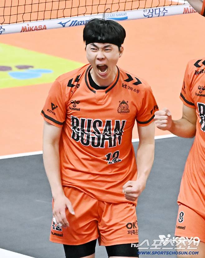 OK저축은행 전광인이 득점한 뒤 포효하고 있다. 사진제공=KOVO