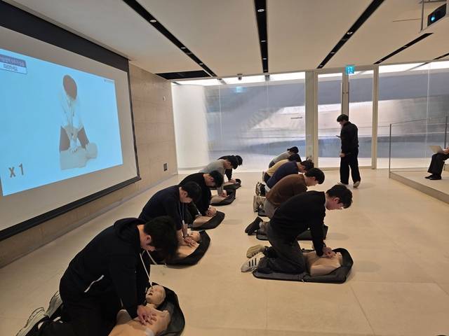 한국앤컴퍼니그룹 임직원들이 지난 26일 경기도 판교 본사 '테크노플렉스'에서 진행된 응급처치 및 심폐소생술 교육에서 마네킹을 이용해 심폐소생술(CPR) 실습을 하고 있다. /한국앤컴퍼니그룹