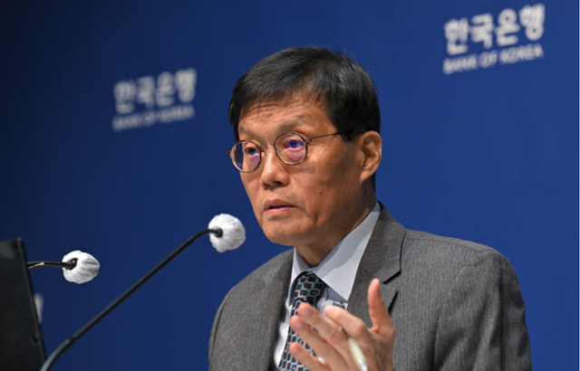 이창용 한국은행 총재가 27일 오전 서울 중구 한국은행에서 열린 통화정책방향 기자간담회에서 기자 질문에 답하고 있다. /뉴시스