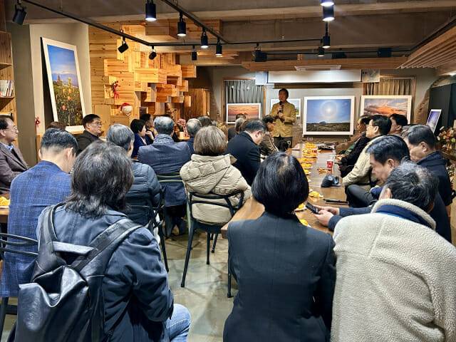 행사에는 그의 학교, 기업 지인 50여명이 참석해 '작가 오경수'를 축하했다.