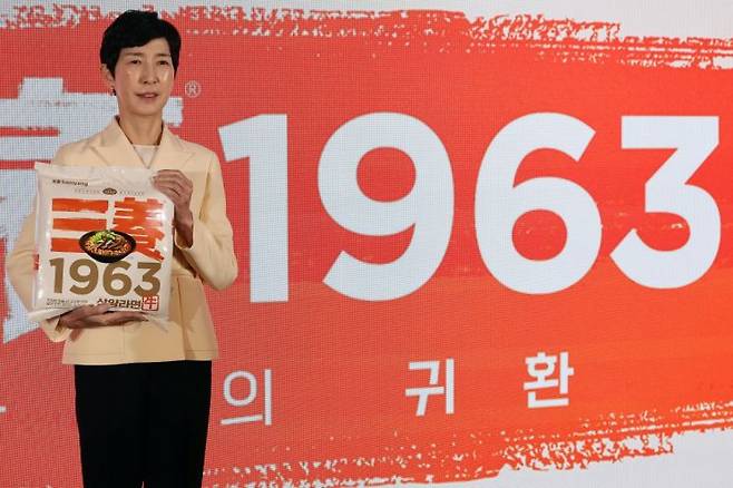 김정수 부회장이 3일 서울 중구 보코서울명동 호텔에서 열린 삼양식품 신제품 출시 발표회에서 우지 유탕으로 만든 삼양 1963을 소개하고 있다. 연합뉴스