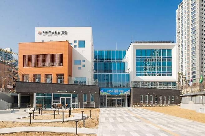 신월·신정권 보건복지 거점 역할을 수행하기 위해 지난 3월 문을 연 양천구 보건소 별관. 양천구 제공.