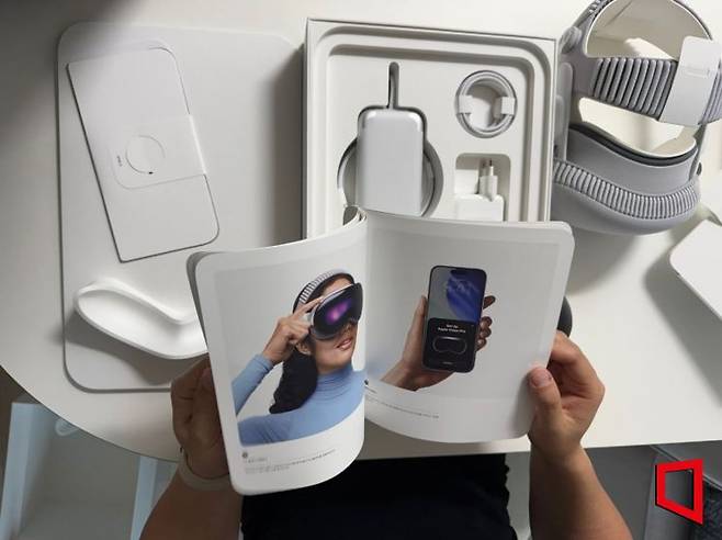 신형 애플 비전 프로 구성품에는 새로운 듀얼 니트 밴드, 라이트실, 기기 전면 커버, 광택용 천, 배터리, USB-C 충전 케이블과 40W 다이내믹 전원 어댑터(최대 60W)가 포함돼 있다. 컬러 설명서도 동봉돼있다. 사진=박유진 기자