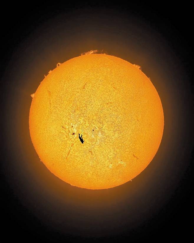 /앤드루 맥카시·cosmicbackground.io