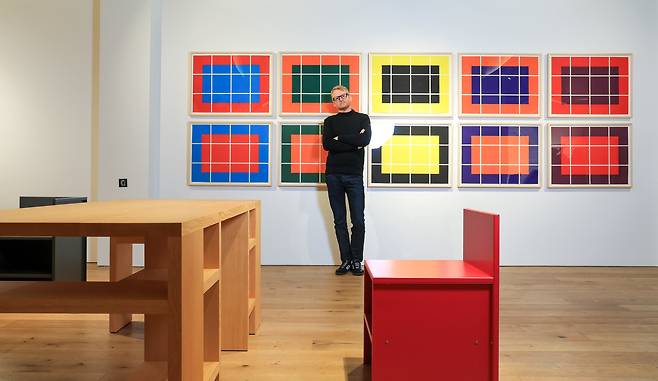 26일 서울 이태원 ‘현대카드 스토리지’에 전시된 도널드 저드의 판화 작품과 가구들 사이에 선 아들 플래빈 저드. 그는 “아버지가 1946~1947년 주한미군으로 김포 공군기지에서 근무했던 경험을 종종 들려주기도 했다”고 말했다./박성원 기자