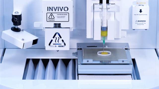 로킷헬스케어가 개발한 3D 바이오 프린터에서 개인 맞춤형 피부 재생 패치가 출력되고 있다./로킷헬스케어