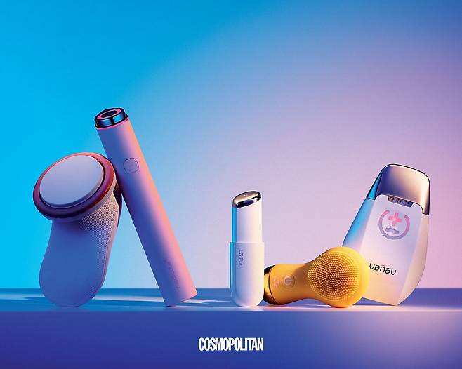 (왼쪽부터)한 손에 쏙 들어오는 초소형 진동 클렌저. 4D 모션 진동이 얼굴 곡선을 따라 움직이며 모공 속까지 말끔하게 세정한다. 4D 모션 글로우 스킨 부스터 8만원 Gloworks. 기존 모델보다 작고 가벼워진 사이즈에 LED와 EMS 2가지 기능을 그대로 담아 휴대성까지 갖춘 스마트 부스터. 에이지알 부스터 프로 미니 플러스 12만9천원 (M-CLUB가) Medicube. 립밤만 한 크기로 갈바닉과 미세 전류 케어가 가능한 초소형 디바이스. 여행 중에도 간편하게 피부 컨디션을 올려준다. 수퍼폼 갈바닉 부스터 10만8천원 LG Pra.L. 손안에 쏙 들어오는 클렌징 디바이스. 작은 실리콘 브러시가 얼굴의 굴곡까지 부드럽게 닿아 말끔한 세안을 도와준다. 미니 에그 13만9천원 A Beauty. 5 갈바닉 이온과 3D 미세 진동 기능이 더해져 화장품 유효 성분의 흡수와 괄사 케어가 동시에 가능한 디바이스. 작고 가벼워 매일 아침 스킨 루틴에 부담 없이 사용할 수 있다. 타임머신 7만3천원 Vanav.