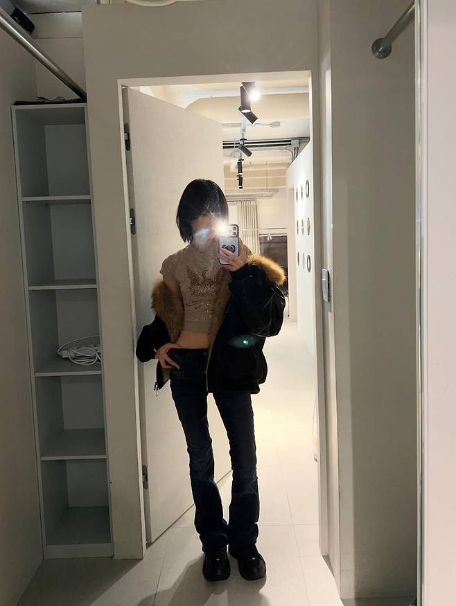 FW 트렌드 총출동한 조이의 스키니 진 스타일링. 인스타그램 @_imyour_joy