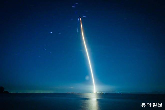 한국형 발사체 누리호(KSLV-II)가 27일 새벽 전남 고흥군 나로우주센터에서 발사돼 우주로 향하고 있다. 차세대 중형위성 3호 1기와 부탑재 위성 12기를 싣고 이날 오전 1시 13분께 발사된 누리호는 순서대로 위성을 모두 분리하며 발사에 성공했다. 누리호 4차 발사를 통해 궤도에 오른 위성은 오로라를 비롯한 우주 환경 관측부터 항암제 연구 등 우주 바이오 실험까지 다양한 임무를 수행한다. 여수=박형기 기자 oneshot@donga.com