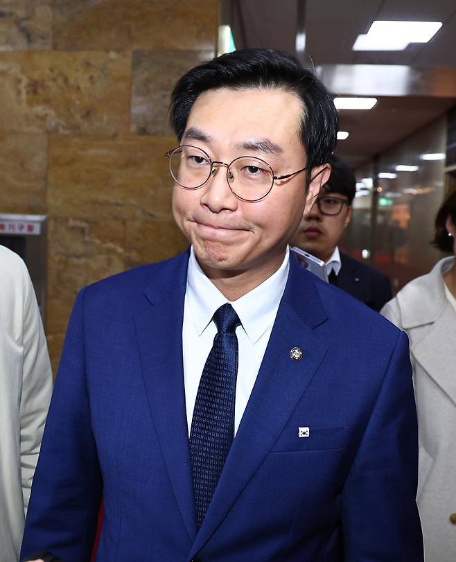 장경태 더불어민주당 의원이 27일 오후 서울 여의도 국회에서 질문을 받으며 이동하고 있다. 2025.11.27 [서울=뉴시스]