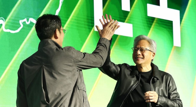 젠슨 황 엔비디아 최고경영자와 이재용 삼성전자 회장이 서울 코엑스에서 열린 엔비디아의 그래픽카드(GPU) '지포스' 출시 25주년 행사에서 단상에 올라 하이파이브를 하고 있다. 연합뉴스
