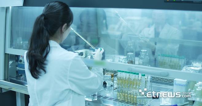 헥토헬스케어 연구진이 유산균을 연구하고 있다.