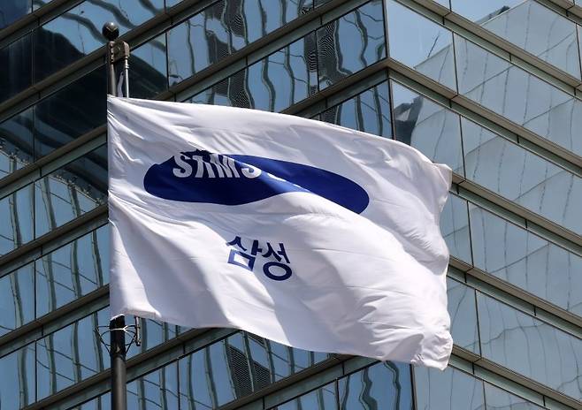 서울 서초구 삼성전자 서초사옥에 삼성 깃발이 바람에 펄럭이고 있다. 뉴스1