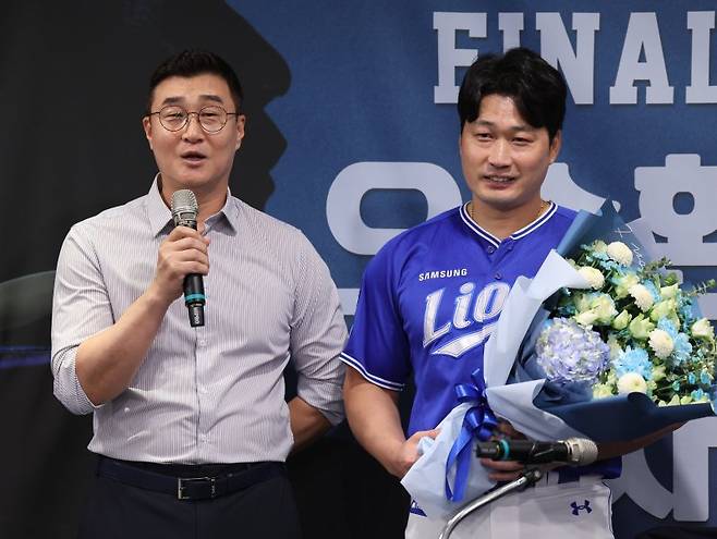 이종열(왼쪽) 삼성 라이온즈 단장이 7일 오후 인천 연수구 오라카이 송도파크 호텔에서 열린 '끝판대장' 투수 오승환 은퇴 기자회견에서 발언하고 있다.뉴시스