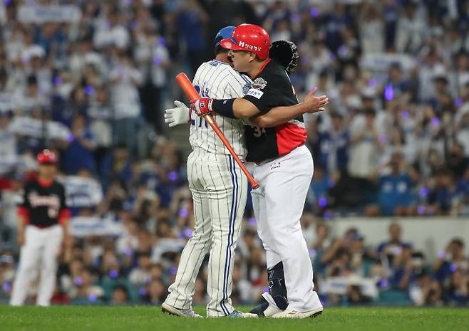 삼성라이온즈파크에서 열린 프로야구 '2025 신한 SOL뱅크 KBO 리그' KIA 타이거즈와 삼성 라이온즈의 경기, 5대 0으로 앞선 9회초 마운드에 오른 삼성 마무리 투수 오승환이 KIA 대타 최형우를 삼진으로 처리한 뒤 포옹하고 있다.뉴스1