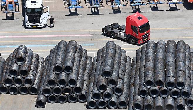 경기 평택시 포승읍 평택항 수출 야적장에 철강 제품이 쌓여있는 모습. 뉴시스