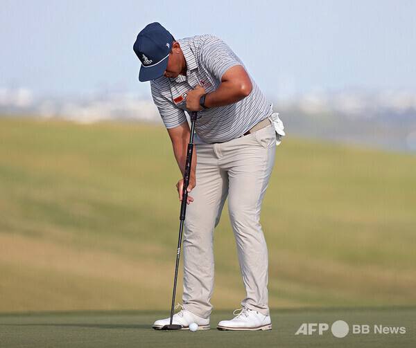 미국프로골프(PGA) 투어 2025시즌에 활약한 리코 호이(필리핀)가 롱퍼터를 이용해 퍼팅하는 모습이다. 사진제공=ⓒAFPBBNews = News1 (사진을 무단으로 사용하지 마십시오.)