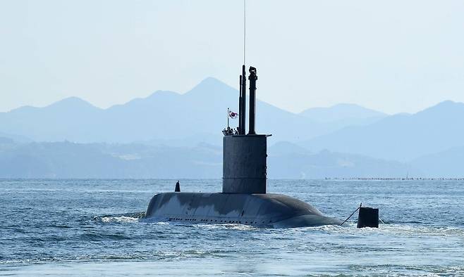 지난 19일 마지막 항해를 마치고 올해 말 퇴역을 앞둔 한국 첫 잠수함인 장보고함. 해군 제공