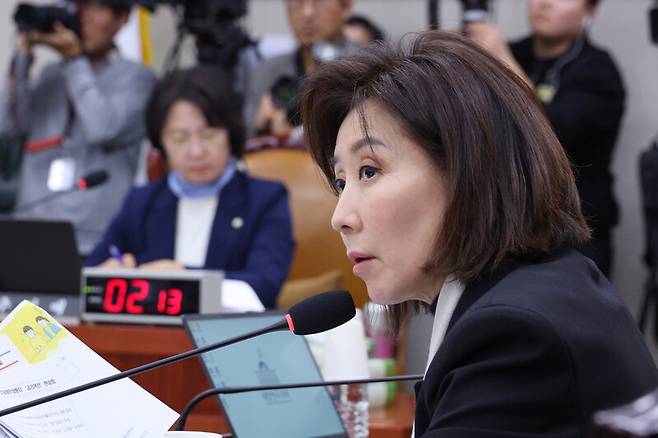 26일 서울 여의도 국회에서 열린 법제사법위원회 전체회의에서 국민의힘 나경원 의원이 이억원 금융위원장에게 질의를 하고 있다. 연합뉴스