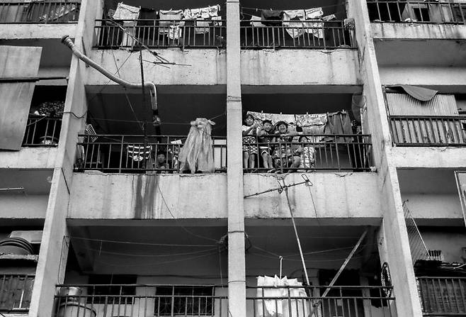 삼일아파트 외경과 아이들. 청계8가, 1992.