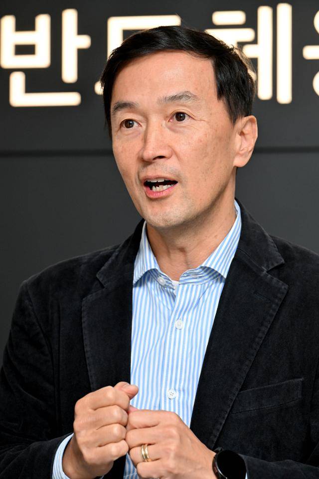 이우근 성균관대 교수가 20일 경기 수원시 성균관대 반도체관에서 인터뷰를 하고 있다. 왕태석 선임기자