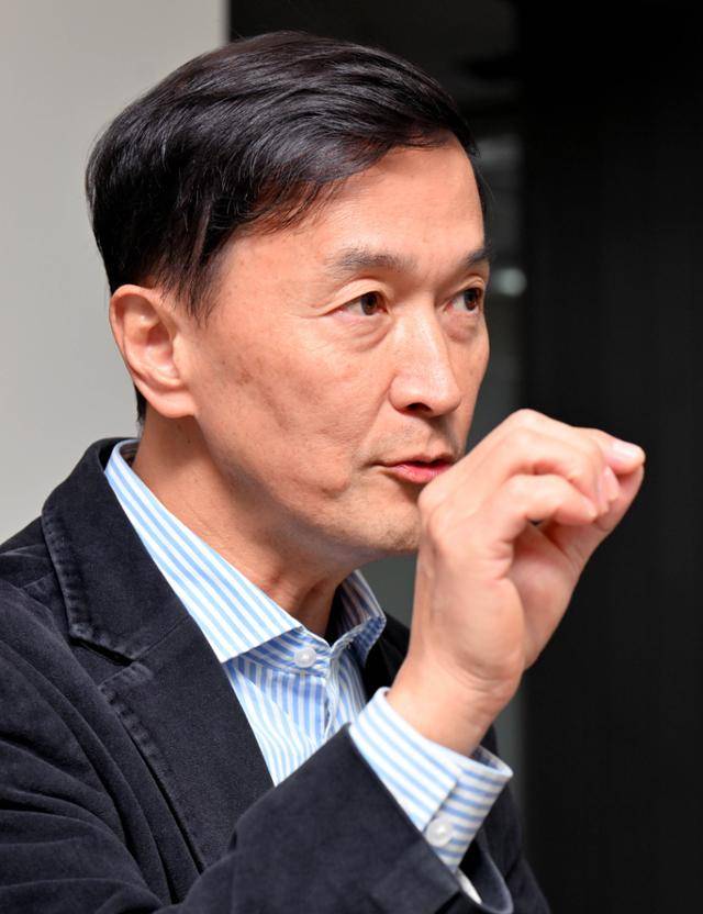 이우근 성균관대 교수가 20일 경기 수원시 성균관대 반도체관에서 인터뷰를 하고 있다. 왕태석 선임기자