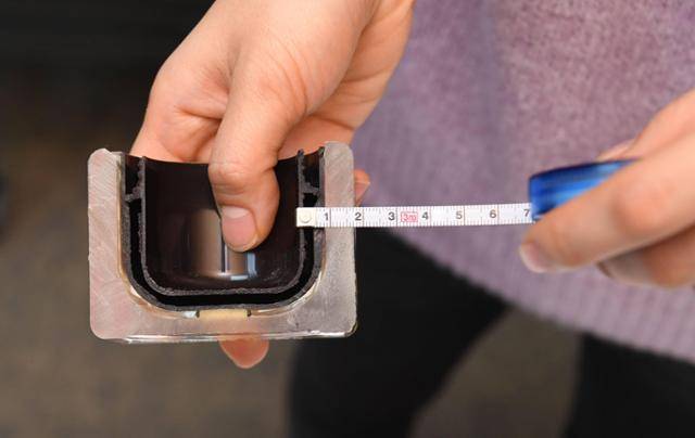 세 겹으로 두께가 2cm에 육박하는 화장품 용기. 한국일보 자료사진