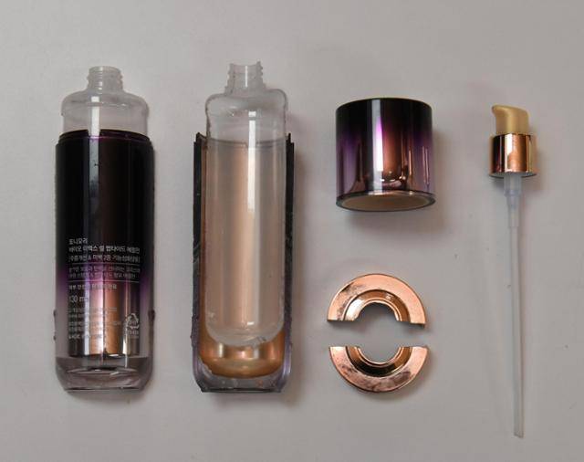 화장품 용기를 해체한 모습. 한국일보 자료사진