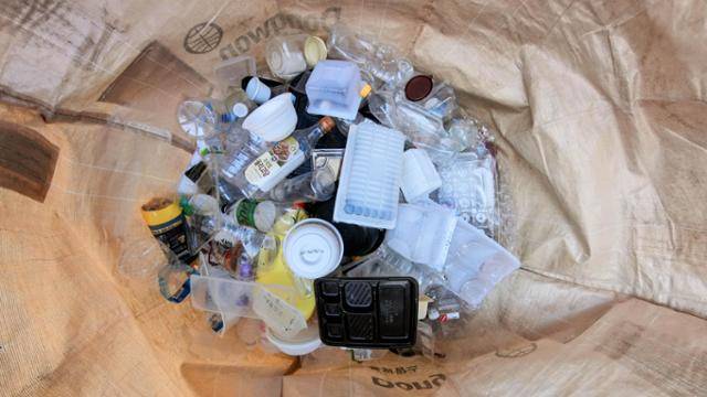 서울 시내 한 아파트 단지 분리수거함에 제대로 분리배출되지 않은 폐품들이 섞여 있다. 이한호 기자