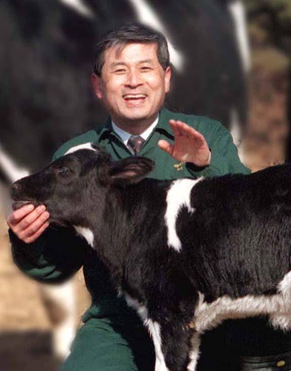빈농의 아들로 서울대 수의대에 진학헤 소를 연구한 황우석은 1999년 복제소 영롱이 탄생 후 "모든 열매를 농민들에게 돌린다"고 말했다. 한국일보 자료사진