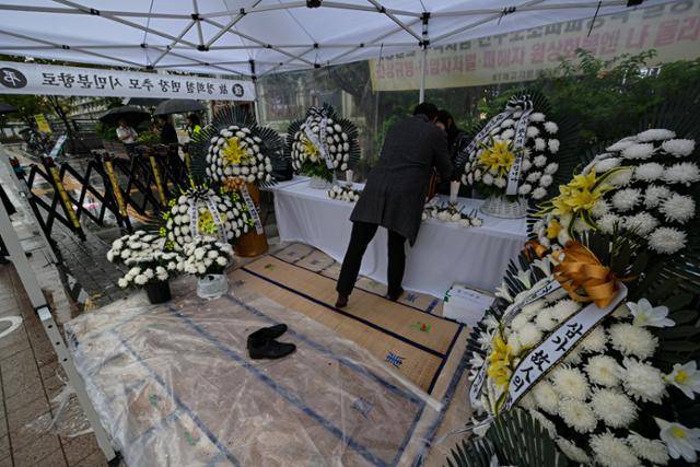 지난달 13일 민중기 특별검사팀 사무실이 있는 서울 종로구 광화문 KT웨스트빌딩 앞 인도에 '양평 공흥지구 특혜 의혹' 관련 수사를 받다 숨진 채 발견된 양평군 공무원 A씨의 분향소가 마련돼 있다. 박시몬 기자