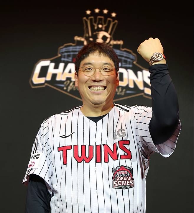 김현수가 이달 초 축승회에서 구광모 구단주로부터 명품 시계를 선물받은 뒤 활짝 웃고 있다. 사진=LG 제공