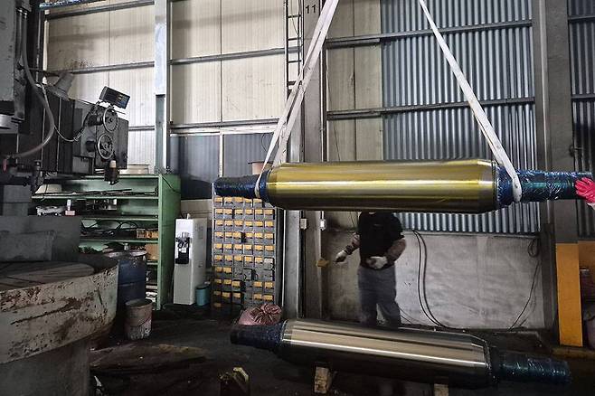 폐 압연 롤을 수거한 후, 재가공과 초음파 탐상 검사를 거쳐 에코 롤로 재탄생된다 / 출처=포렘코