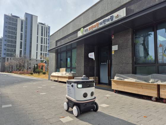 지난 25일 부산 강서구 에코델타시티 호반써밋 아파트에서 방범로봇이 순찰을 돌고 있다. 김민주 기자